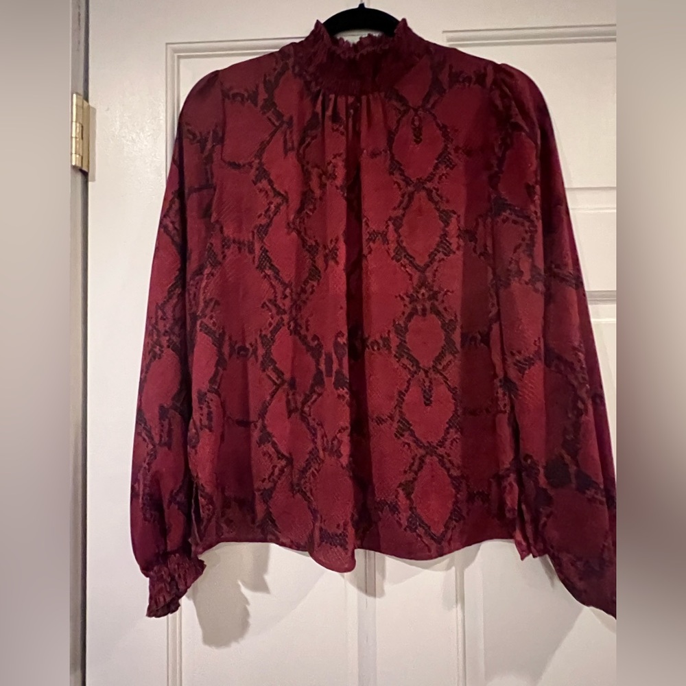 Banana Republic black and red snake skin look blouse. Size Medium.